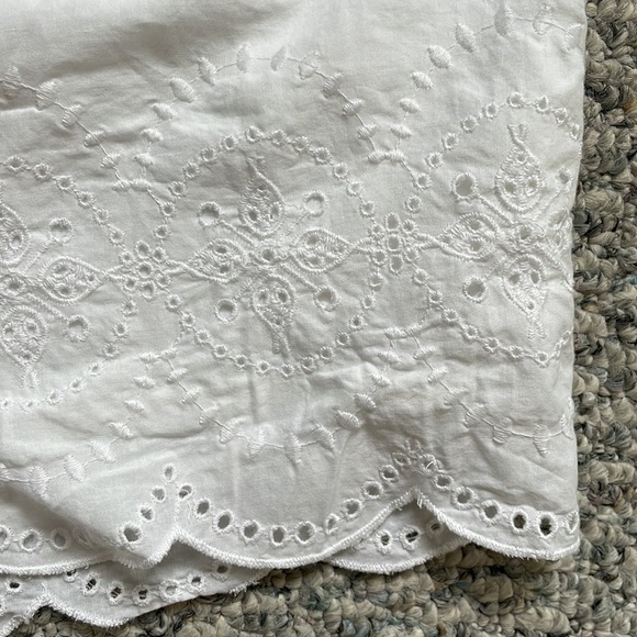 Vineyard Vines white embroidered shorts - Picture 3 of 4